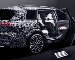 Розкіш на колесах: Audi показав салон найбільшого і найдорожчого позашляховика (відео)