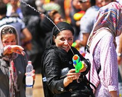 В Иране арестовали участников боя на водяных пистолетах за аморальность