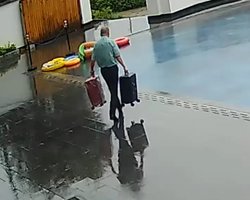Епічний фейл: працівник готелю в Китаї став зіркою мережі після випадкового падіння з валізами в басейн (відео)