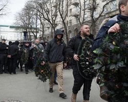 Нацкорпус принес под Администрацию президента поминальные венки