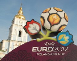 В дни матчей Евро-2012 в Киеве весь транспорт, кроме метро, будет работать круглосуточно  