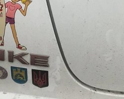В Польше за наклейку с трезубцем на машине возбудили дело против украинца