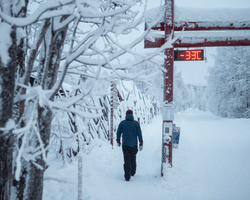 Тисячі людей застрягли в популярній серед туристів країні: що сталося (фото)