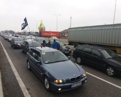 "Евробляхеры" массово блокируют крупные автотрассы Украины