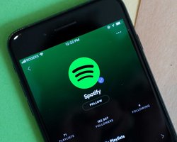 Spotify закрывает офис в РФ и удаляет пропагандистские СМИ