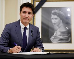 "Як карибський похорон": піаніст виправдав Трюдо за спів перед прощанням з Єлизаветою II