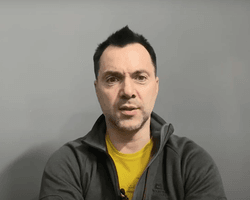 Ползали на коленях и просили: Арестович возмутил сеть высказываниями о расстреле РФ бойцов ВСУ