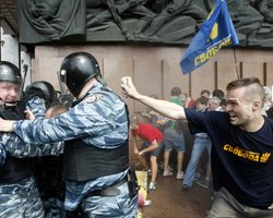 В Киеве ночью снесли лагерь протестующих под Украинским домом