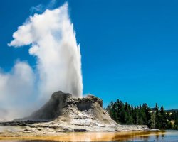 Очень особенный гейзер Земли извергся впервые за 6 лет: выплюнул фонтан "уксуса"