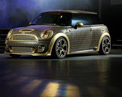 Mini Cooper оделся в Louis Vuitton