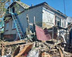 Пострадала семья с маленьким ребенком: ВС РФ обстреляли дом в Антоновке