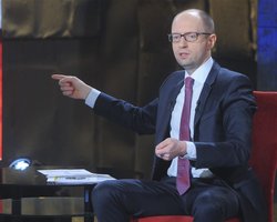 Яценюк призвал все политсилы согласовать проект Конституции до 25 мая