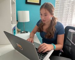 В США отметили заслуги 16-летней американки, которая помогает украинцам бесплатно учить английский