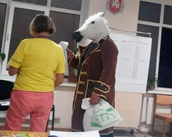 В Ялті на вибори прийшов "кінь в пальто"