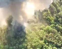 Бойцы ВСУ одной гранатой разнесли склад мин ВС РФ и припаркованную БМП (видео)