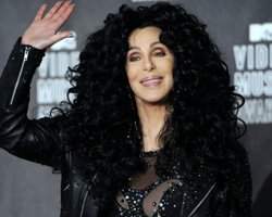 Сын певицы Шер в очередной раз попал в беду: его схватила полиция после инцидента в школе — что он натворил