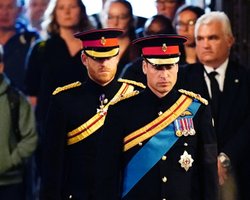 Принц Гаррі був принижений на похороні бабусі