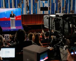 Медведев: Украине не удастся сесть на два стула