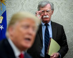 Тысячи бумажных порезов. Как мемуары бывших друзей Трампа уничтожают его шансы на переизбрание