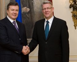 Янукович рассказал в Риге о важной роли России