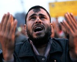 Египтяне раскупили крупы, сигареты и оружие