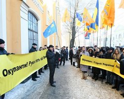 Наша Украина пикетирует Высший админсуд в защиту Шухевича