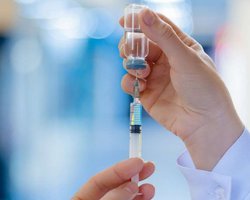 Провизор аптеки, который умер после прививки, болел COVID-19