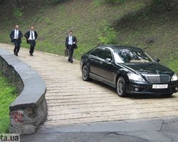 Патриарх Кирилл приехал на молебен на роскошном Мерседесе 