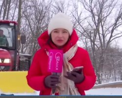 Записували ефір про негоду в Києві: комунальник засипав журналістку снігом (відео)
