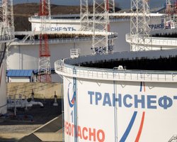 Через війну з Іраном, стрибки цін і "Дружбу": ЄС відклав план щодо заборони російської нафти, — Euronews