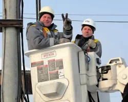 "Работаем иногда до часу ночи": энергетики ДТЭК круглосуточно чинят оборудование в Киеве и области после обстрелов