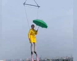 Кандидат в мэры Киева Верещук летала над городом под зонтом