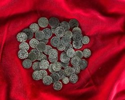Находка международного значения: археологи нашли уникальный клад монет там, где их не должно было быть (фото)