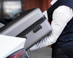 Вантажник аеропорту жбурляв речі пасажирів: у мережі розлютилися від дій чоловіка (відео)