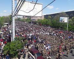 К демонстрантам в Армении присоединились военные