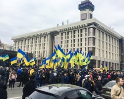 В Киеве проходит акция протеста Нацкорпуса: митингующие идут правительственному кварталу