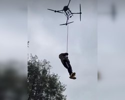 Пілот дрона DJI підняв людину на 10 метрів у повітря: тепер йому заборонено керувати БПЛА (фото)