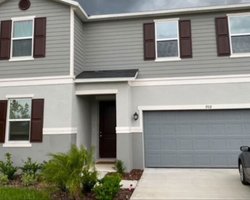 Невідомий самовільно живе у будинку жінки понад рік, але саме їй загрожує суд (відео)