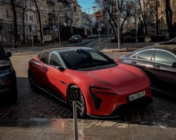 В Україну привезли потужний електрокар від Huawei без заднього скла (фото)