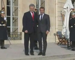 Порошенко прибыл в Париж на встречу с Макроном