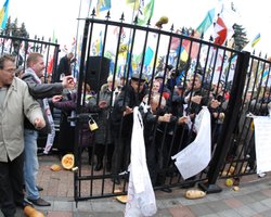 Депутаты не поддержали идею Яценюка снести забор вокруг Рады