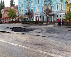 В Киеве возле "Олимпийского" на дороге образовались огромные дыры