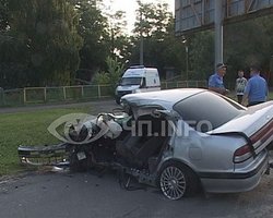 В Киеве Nissan снес остановку. Погиб водитель