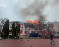 РФ атаковала Черниговскую область: в Прилуках пылает здание горсовета, — "Суспільне" (фото)