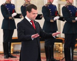 Медведев за год заработал более 100 тысяч долларов