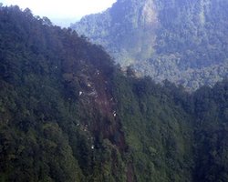 В Индонезии нашли черный ящик SSJ-100 в полукилометровом ущелье