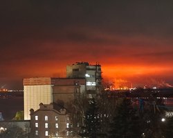 Раздаются взрывы в Саратове и Энгельсе: россияне жалуются на атаку дронов, пылает местный НПЗ (фото, видео)