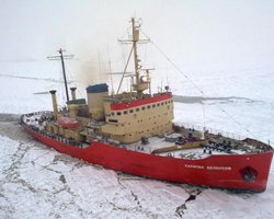 В порту Мариуполя из-за непогоды приостановили транспортировку суден