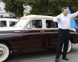 В Ялте Януковичу не дали поучаствовать в автогонках 