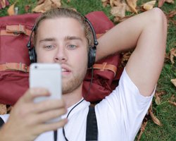 Слушать Баскова и Киркорова: Sony лишает россиян доступа к иностранным песням